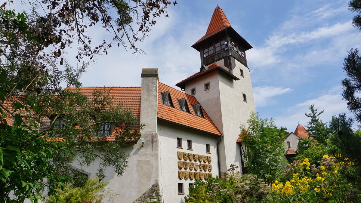 Nejmladší český hrad leží kousek za Prahou. Vznikl teprve počátkem milénia
